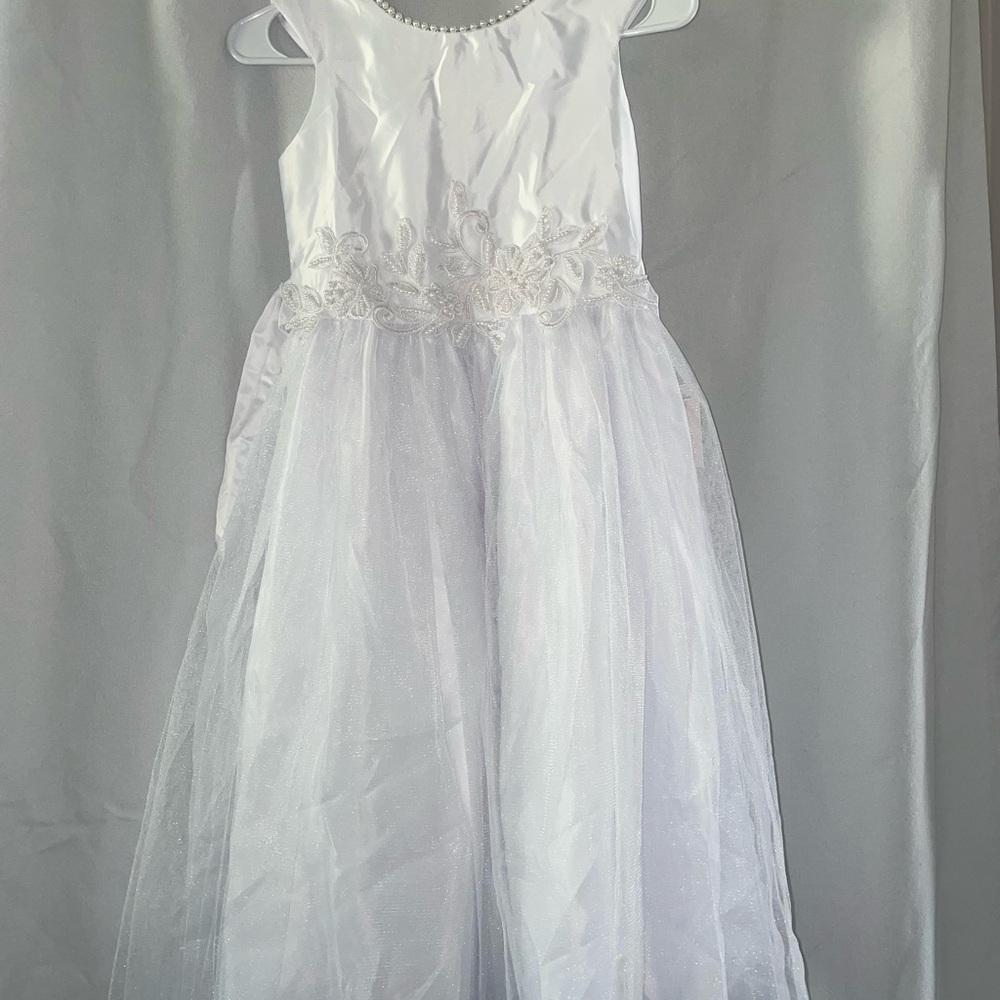 Elegant White Sleeveless Flowergirl Dress with Floral Embroidery